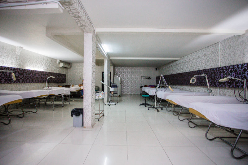 Facial treatment room with equipment